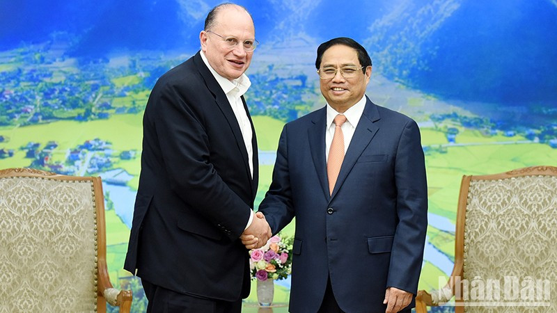 PM Pham Minh Chinh (R) and Group Chairman of HSBC Holdings Plc Mark Tucker (Photo: NDO) 