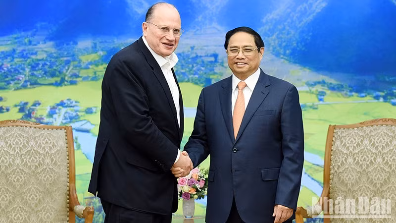 PM Pham Minh Chinh (R) and Group Chairman of HSBC Holdings Plc Mark Tucker (Photo: NDO) 
