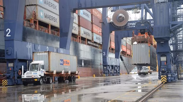 Vietnam enjoys a trade surplus of 20.19 billion USD in the first eight months of this year. (Photo: VNA)