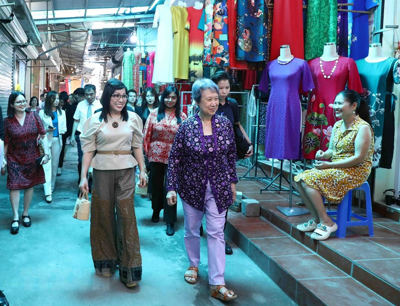 Le Thi Bich Tran (left), the spouse of Prime Minister Pham Minh Chinh, and Ho Ching, the spouse of Singapore's Prime Minister Lee Hsien Loong, visit the Vun Art Cooperative. 