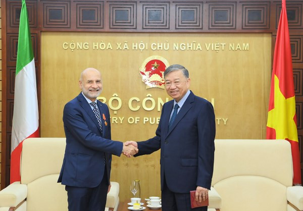 Minister of Public Security Gen. To Lam (R) and Italian Ambassador to Vietnam Antonio Alessdandro. (Photo: VNA)