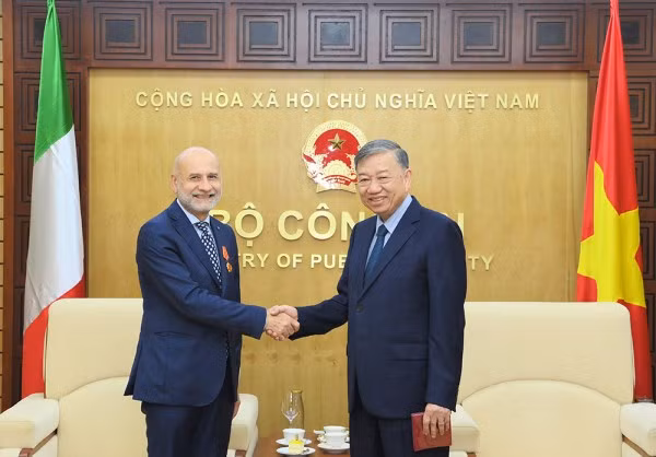 Minister of Public Security Gen. To Lam (R) and Italian Ambassador to Vietnam Antonio Alessdandro. (Photo: VNA)