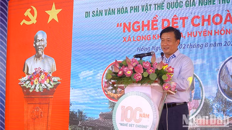 Vice Chairman of the People's Committee of Dong Thap Province Nguyen Phuoc Thien speaks at the ceremony.