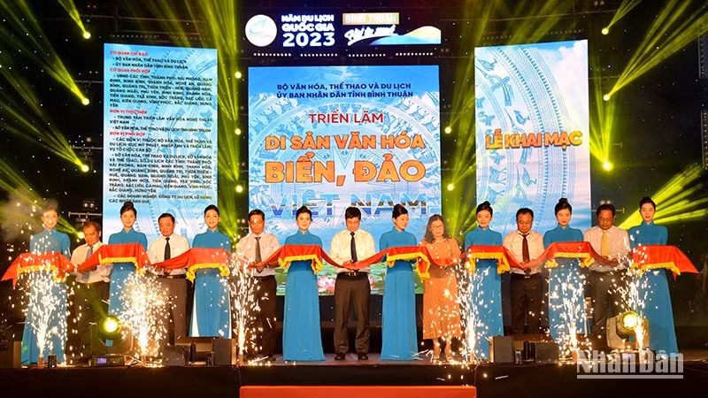Representatives of Binh Thuan Province and the organising board cutting ribbon to open the exhibition (Photo: Dinh Chau)