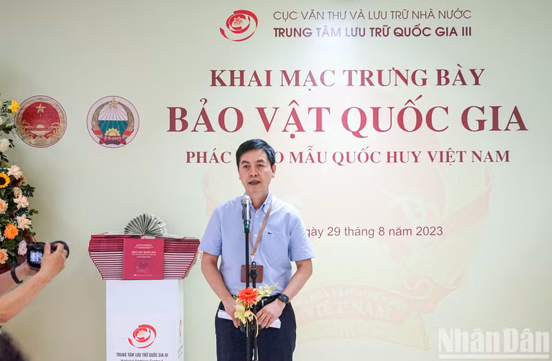 Dang Thanh Tung, Director of the State Records Management and Archives Department speaks at the opening ceremony of the exhibition.