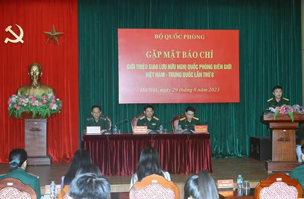 The press briefing held in Hanoi on August 29 to provide information about the 8th Vietnam - China border defence friendship exchange (Photo: VNA)