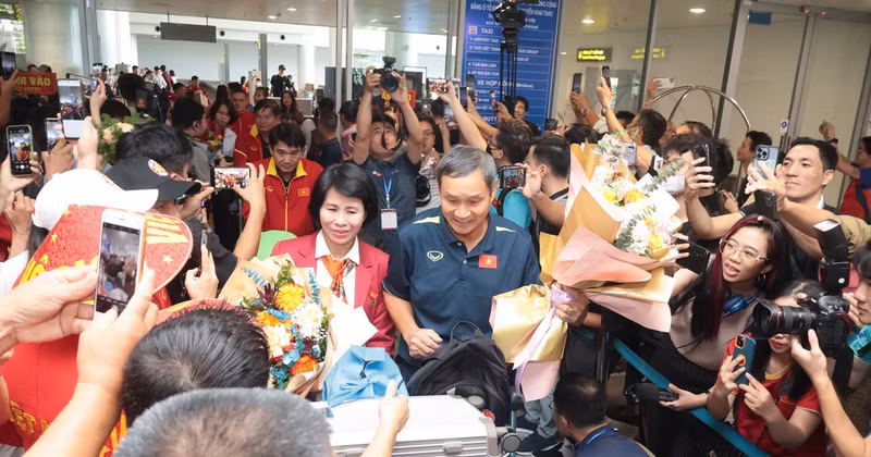 Vietnamese women’s team warmly welcomed home after World Cup