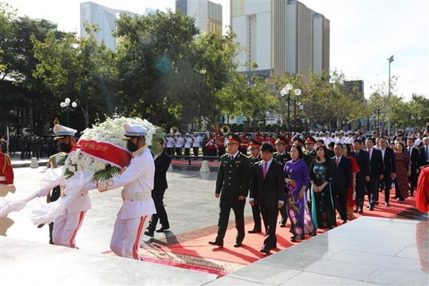 A Vietnamese delegation offers incense at the Vietnam – Cambodia Friendship Monument in Phnom Penh on December 21 to mark the 78th anniversary of the Vietnam People’s Army . (Photo: VNA)
