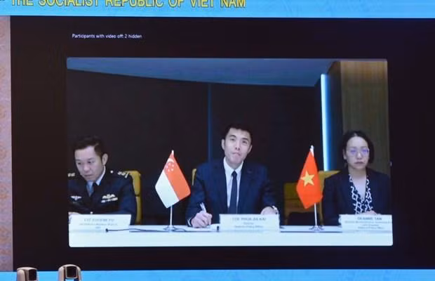 The 10th meeting of the Vietnam - Singapore joint working group on defence cooperation held virtually on October 25. (Photo: VNA)