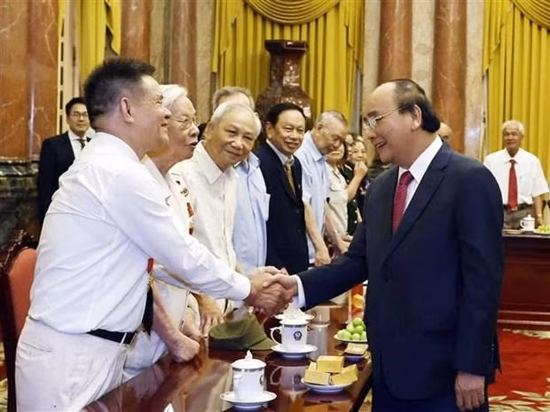 President Nguyen Xuan Phuc (R) greets the cadres who once directly served and protected late President Chi Minh on August 31. (Photo: VNA)
