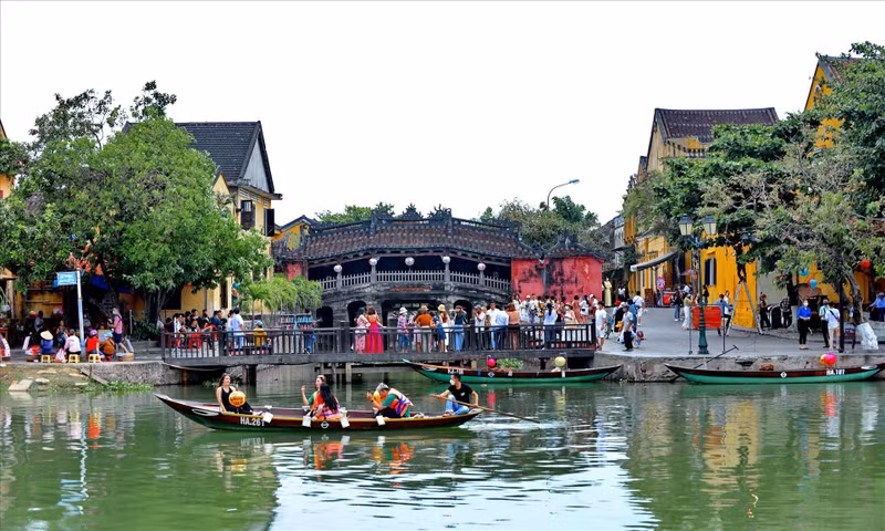  Visitors ride a boat along the Hoai river. (Photo: Thanh Hoa/VNP)