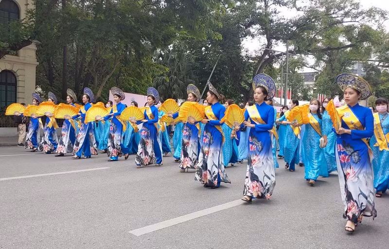 An Ao Dai parade along Hoan Kiem Lake in 2020 (Photo: VNA)