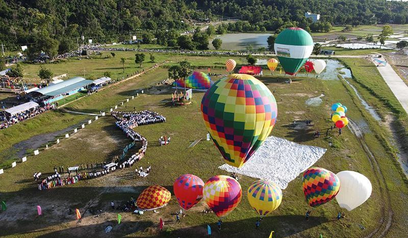 600 people line up in an S-shaped map of Vietnam at the opening ceremony of the Hot Air Balloon Festival.