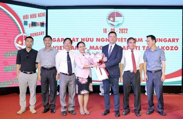 VUFO Chairwoman Nguyen Phuong Nga presents flowers to Hungarian Ambassador to Vietnam Baloghdi Tibor (Photo: VNA)