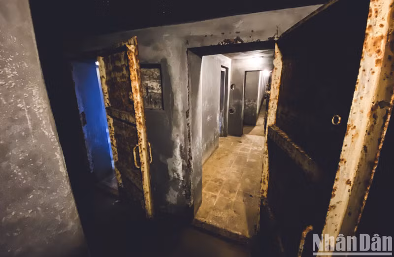 Faced with the increasingly fierce battle against the US imperialists, the Editorial Board of Nhan Dan Newspaper, decided to urgently build a basement right at the Nhan Dan headquarters, so that the Party newspaper could be published under any circumstances.