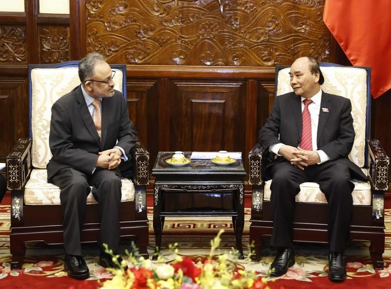 President Nguyen Xuan Phuc and Ambassadors of El Salvador Ruben Omar Orozco Burgos (Photo: VNA)