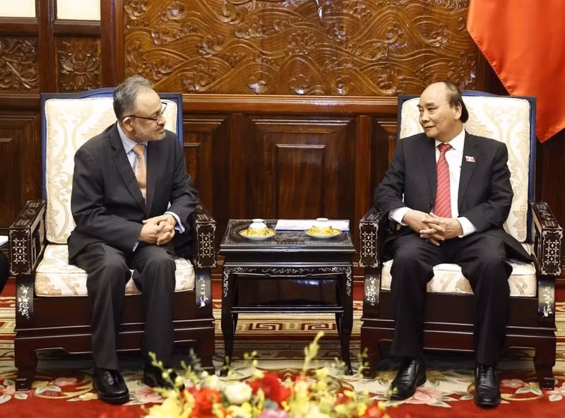 President Nguyen Xuan Phuc and Ambassadors of El Salvador Ruben Omar Orozco Burgos (Photo: VNA)