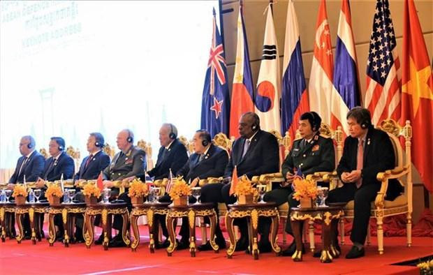 Vietnamese Minister of National Defence General Phan Van Giang (second from right) and other officials at the 9th ADMM Plus in Siem Reap on November 23 (Photo: VNA)