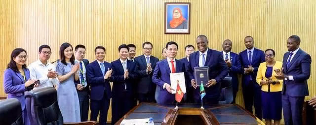 Minister of Information and Communications Nguyen Manh Hung and Tanzania’s Minister of Communications and Information Technology Nape Moses Nnauye at the signing ceremony of the Memorandum of Understanding. ( Photo: Ministry of Information and Communications)