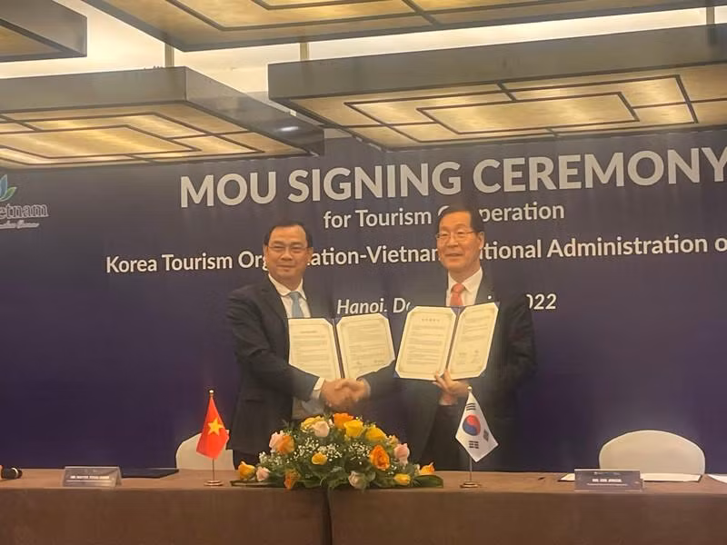 At the signing ceremony of the Memorandum of Understanding on promoting tourism cooperation between Vietnam and the RoK.