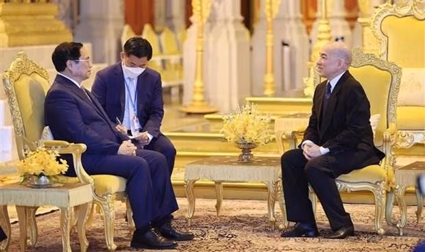 Prime Minister Pham Minh Chinh (L) and King of Cambodia Norodom Sihamoni (Photo: VNA)