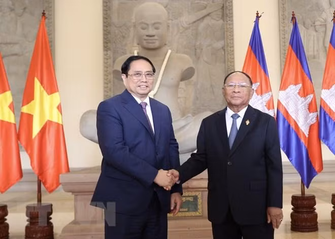 Prime Minister Pham Minh Chinh and President of Cambodian National Assembly Samdech Heng Samrin (Photo: VNA)