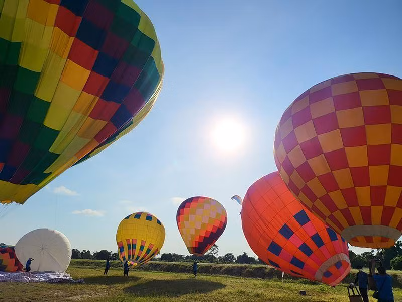 The hot air balloons prepare for the performance at the festival. The hot air balloons prepare for the performance at the festival.