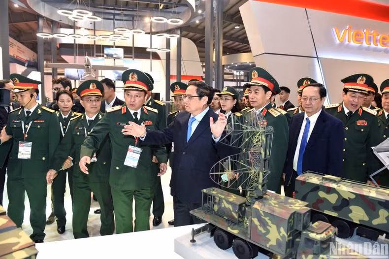 Prime Minister Pham Minh Chinh attends the expo (Photo: Thanh Dat)