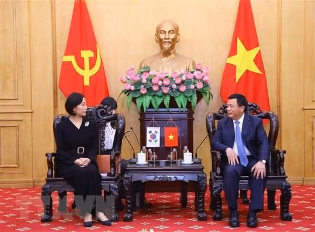 Prof. Dr. Nguyen Xuan Thang, Politburo member and Chairman of the Central Theory Council and General Director of the Ho Chi Minh National Academy of Politics (HCMA) had a meeting with the Republic of Korea (RoK)’s Ambassador to Vietnam Oh Young-ju. (Photo: VNA)