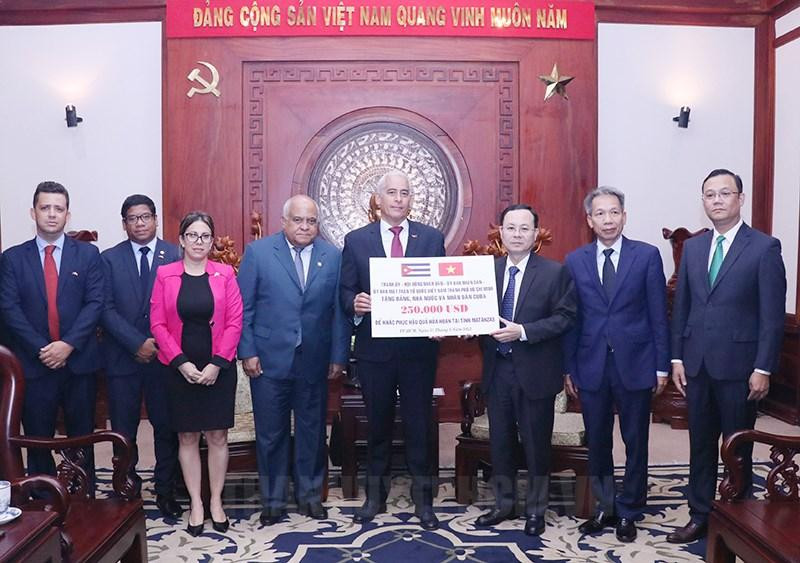Hieu hands over the Cuban official a cash donation worth 250,000 USD (Photo: hcmcpv.org.vn)