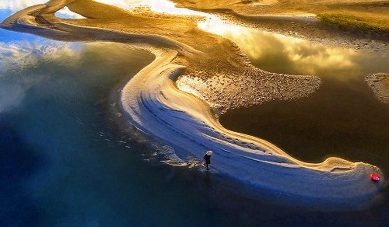 The work entitled ‘Net dam pha’ (The lagoon) by Le Tan Thanh wins the first prize.