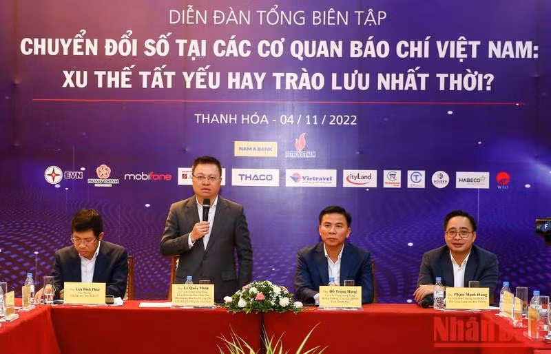 Editor-in-Chief of Nhan Dan (People) Newspaper Le Quoc Minh speaking at the forum.