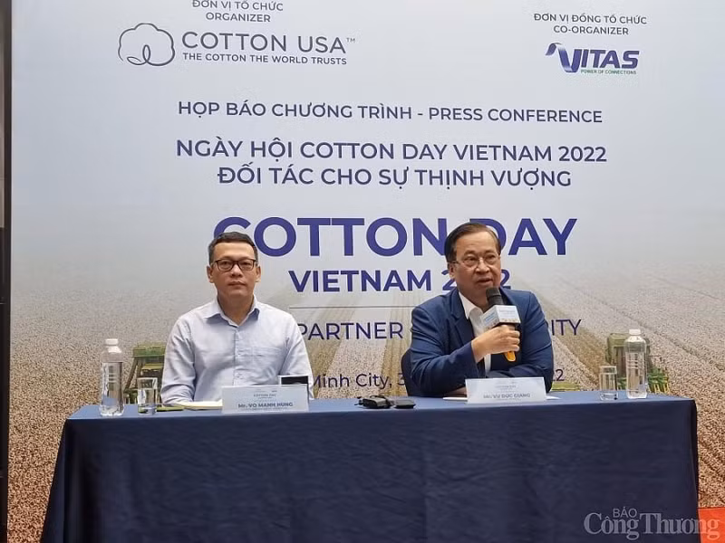 Chairman of Vietnam Textile and Apparel Association Vu Duc Giang speaks at the press brief on the organistion of the Cotton Day Vietnam 2022 (Photo: congthuong.vn)