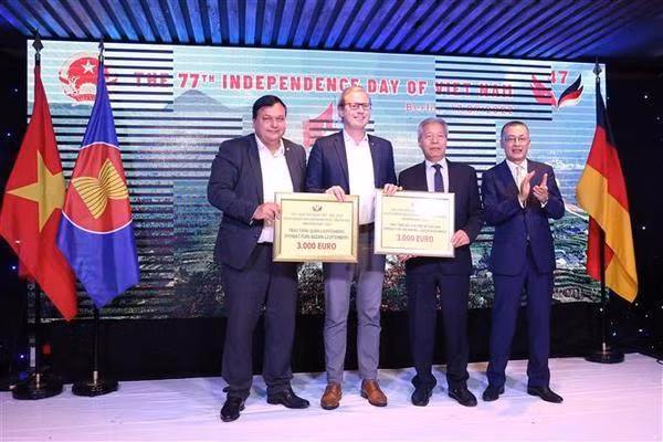 Vietnamese Ambassador to Germany Vu Quang Minh (the first from the right) hands over gifts to representatives of the Lichtenberg district government (Berlin) and the Central Committee of the Vietnam Red Cross. (Photo:VNA)