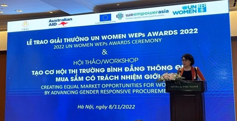 At the award ceremony (Photo: VOV)