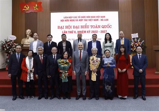The Executive Board of the Vietnam - Netherlands Friendship and Cooperation Association for the 2022-2027 term. (Photo: VNA) 