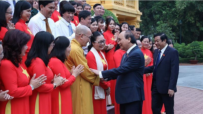 President Nguyen Xuan Phuc and emulation exemplars from Vinh Long province.