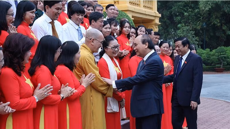 President Nguyen Xuan Phuc and emulation exemplars from Vinh Long province.