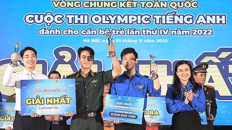 The first prize presented to the X-Men team (Photo: NDO)