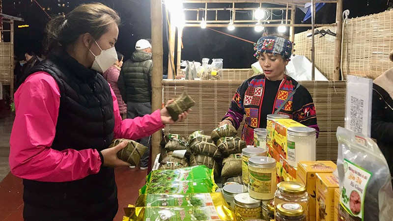 Consumers buy agricultural products at the event