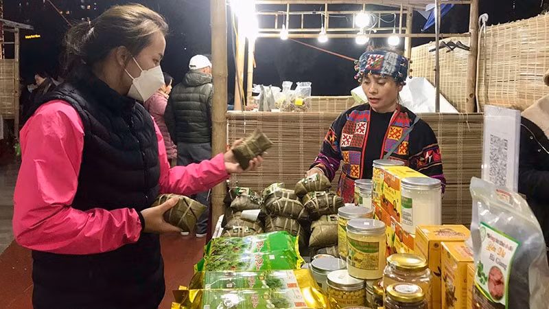 Consumers buy agricultural products at the event