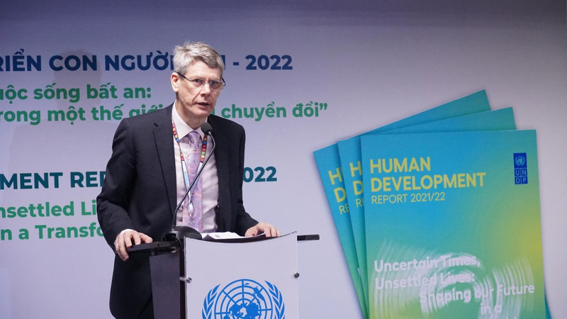Professor Jonathan Pincus, UNDP Senior Economist, speaking at the launch of the report in Hanoi (Photo: UNDP.org)