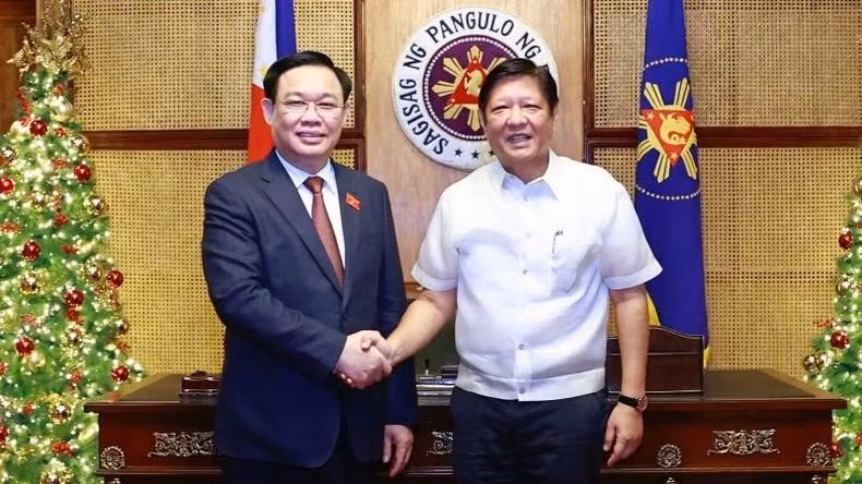 National Assembly Chairman Vuong Dinh Hue meets President Ferdinand Romualdez Marcos in Manila on November 23. (Photo: NDO)