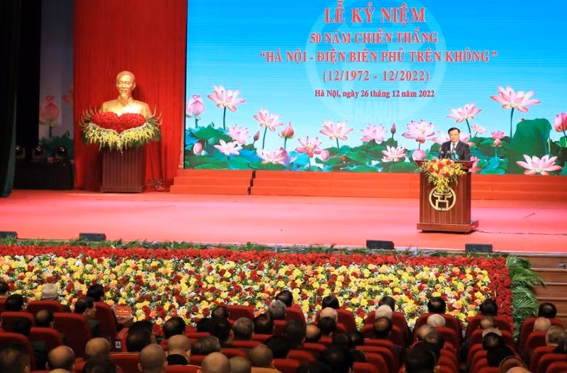 Secretary of the municipal Party Committee Dinh Tien Dung speaking at the meeting.