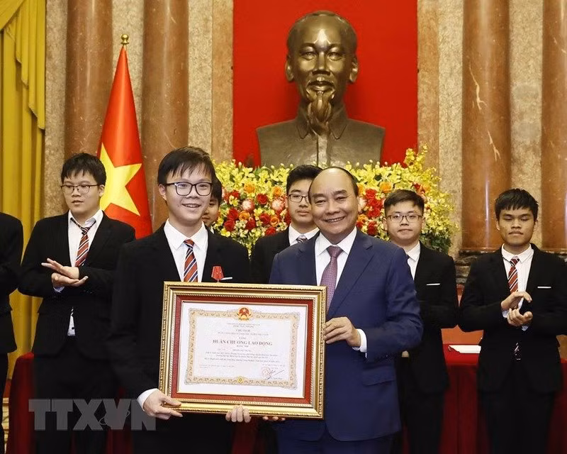 President Nguyen Xuan Phuc presented Labour Orders to winners of International Olympiads and science-technology competitions in 2022 (Photo: VNA)
