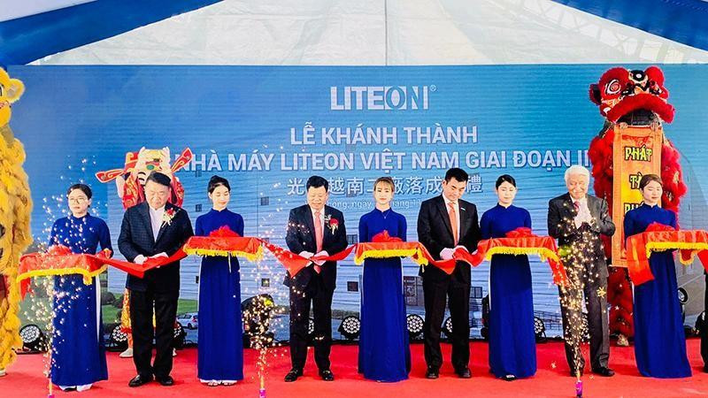 Delegates cut the ribbon to inaugurate the plant.