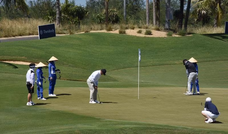 RoK tourists experience golf tourism at BRG Danang Golf Resort. (Photo: ANH DAO)