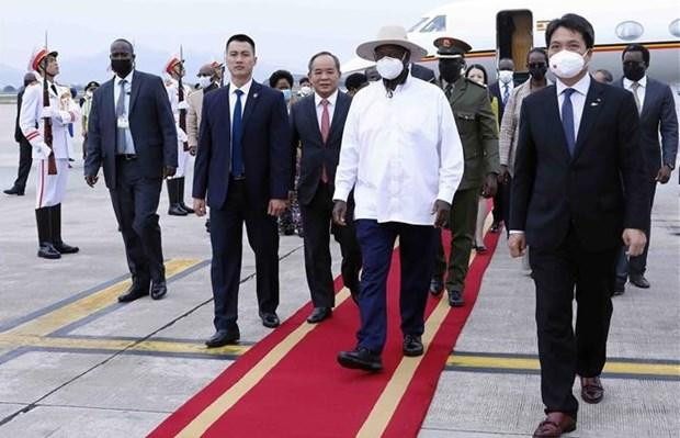 President Yoweri Kaguta Museveni and a high-ranking delegation of the Republic of Uganda arrived in Hanoi on November 23 afternoon. (Photo: VNA)