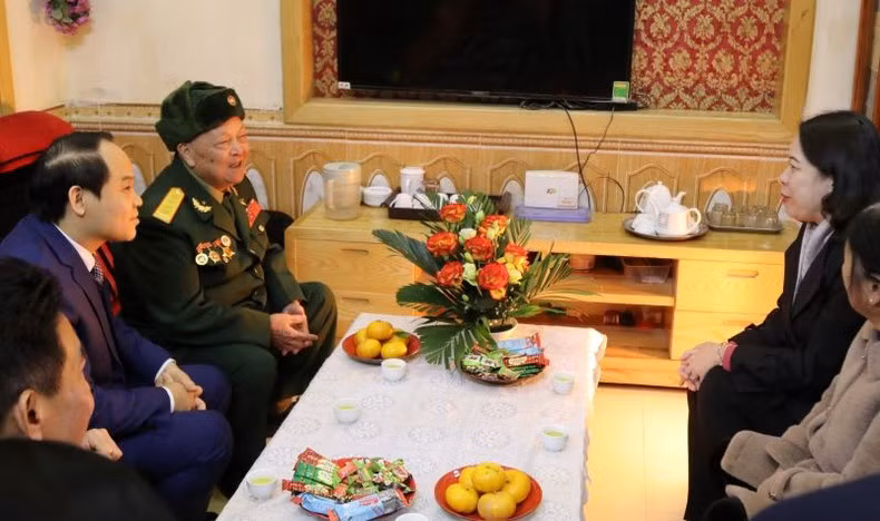 Vice President Vo Thi Anh Xuan visits Hero of the People’s Armed Forces Nguyen Nhu Hanh in Lang Son City on December 28.