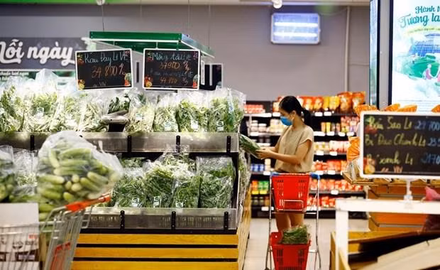 A consumer shops at a Winmart supermarket. (Photo: VNA)